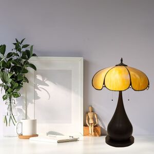 Petit espace bureau optimisé: vase et plante verte, lampe vintage, statuette en bois et carnet sur un bureau blanc lumineux. Amenagement petit espace bureau.
