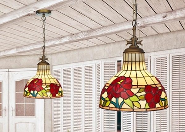 Deux suspensions en vitrail coloré de style Art déco suspendues au plafond.