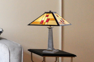 Luminaires Tiffany avec abat-jour en verre coloré sur une table basse et une lampe de petite taille.