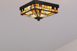 Plafonnier art déco en abat-jour style vitrail avec motifs géométriques et couleurs chaudes.