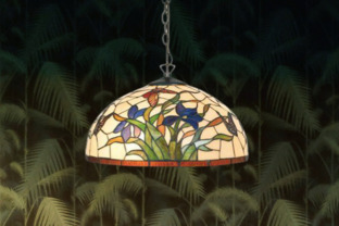 Suspension en verre coloré Tiffany avec motif floral lumineux.